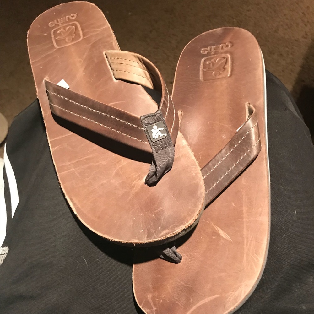 Brand new Men’s 9-Cushe flip flops